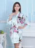 ملابس نوم للسيدات مثير أبيض طباعة أنثى صغيرة من الحرير رداء Rayon Kimono أزهار الطاووس للنساء تصميم S M L XL XXL XXXL D124-03