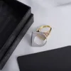 女性デザイナーリング上品なディアマンテトライアングルリングシックチャームダイヤモンドが18Kゴールドメッキリングジュエリーを開きました