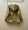 봄 디자이너 재킷 패션 재킷 코트 문자 배지 캐주얼 남성 여성 바람발기 코트 의류 힙합 스트리트웨어 2 색