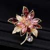 Pins Broches SUYU Gekleurde Zirconia Corsage Mode Temperament Pak Jas Pin Gesp Accessoires Vintage Bloem Broche 230809