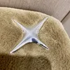 دبابيس دبابيس IEFB Trendy Cross Star Metal Brooch Silver Color Style Men Niche Design Clothing Excessory Women 9A8954 230809