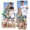 Familjmatchande kläder Familj Matchande kläder Summer Mother Daughter Beach Dresses Dad Son T-shirt+Shorts Family Look Par Matchande kläder R230810