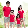 가족 일치 의상 여름 어울리는 가족 복장 아빠 엄마 아들 딸 빨간 오프 숄더 티셔츠+줄무늬 반바지 가족 일치하는 옷 커플