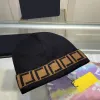 Lyxdesignerhatt för män och kvinnor splice mode beanie casual mångsidig vintermössa i ögonfångande personlighetsfärg variation för resor