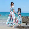 Trajes a juego para la familia Trajes a juego para la familia de verano Playa Mamá Hija Vestidos florales Papá Hijo Camiseta de algodón Pantalones cortos Ropa de pareja Vacaciones