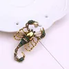 Pins broszki Scorpion Uwadek Brooch Enamel Pin Metal Lapel Pin Men Men Bejdia Podarunki Broote For Women Rhinestone Broches HKD230807