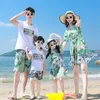 Familjsmatchande kläder Familj Matchande kläder Summer Beach Mother Daughter Floral Fashion Dress Dad Son T-shirt Shorts Holiday Par Outfit R230810