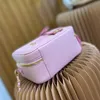 Bolsa de maquiagem de designer Mini bolsa de cosmética Mulheres rosa Mulheres CC Cadeia bolsas de ombro que viajam de banheiros de alta qualidade Capacidade de lavagem Carteiras do Mensageiro 8029