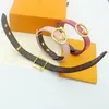 Bracelets en Europe Amérique Lady Womens Imprimés Flower Design V Letter Metal Hardware Eclipse Le cuir bracelet bracelet M8103F