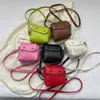 Axelväskor liten design 2023 ny texturtrend söt tjej kryddig tjej vår/sommar twist mini crossbody bagstylishhandbagsstore