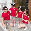 Abiti coordinati per la famiglia Abiti estivi per la famiglia Papà Mamma Figlio Figlia T-shirt rossa con spalle scoperte + Pantaloncini a righe Vestiti coordinati per la famiglia Coppia