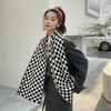 Szaliki omea skręcanie dzianiny kobiety Zimowe akcesoria czarno -białe szachownice Plaid Patchwork Scarf Luksusowy moda geometryczna