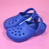 Klassiker Croc Clog Designer Sandalen Männer Frauen Sandalen Sommerstrandrudeln wasserdichte Folien Schwarzweiß Krankenhaus Krankenhaus Kinder Herren Damen Slipper Outdoor Schuhe