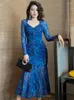 Sukienki codzienne 2023 Spring elegancka celebrytka niebieska damska siatka z długim rękawem Diamond Button Folds Trąbe szaty
