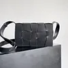 Women Crossbody Bag Cassettes BottEvenets vävda fårskinn 7A Väskor Läder WAVY -mönster Black5Lagov39