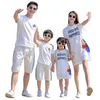 家族を一致する衣装の家族を一致させる衣装の夏の母娘ドレスお父さんのTシャツショーツカップルホリデー服R230810