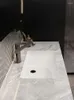 Krany zlewu łazienkowego Minimalistyczne bezproblemowe kamienne płyty kombinacja nowoczesna basen międzyplatforma