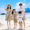 Dopasowanie rodzinnych strojów letnia plażowa rodzina pasują do strojów matka córka kwiecista sukienka tata syn krótkie