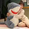 Фаршированные плюшевые животные новые стили 25-60 см. Сидящаяся акула плюшевая игрушка фаршированная мягкая большая акула животная подушка для детей детских подарков на день рождения R230811