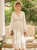 Vêtements de sommeil pour femmes Vintage Cotton Long NightGowns Sleeve Sweet White Lace Princess Royal Deep-Neck Sexy Night Robe