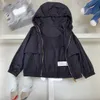 디자이너 어린이 지퍼 코트 단색 어린이 후드 재킷 크기 100-160cm 패션 긴 슬리브 가벼운 얇은 아기 아웃복 Aug09