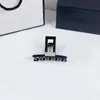 8Style Women Brand Designer Letters Print Hårklämmor Fashion Geometric Crab Claw Clip Hairpin Ladies Styling Shark Clips Accessories