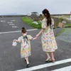 Trajes a juego para la familia Vestidos a juego para madre e hija Trajes a juego para la familia de verano Estilo Lindo vestido floral Ropa a juego para mamá y yo