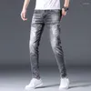 Herr jeans vår och sommartryckt trendiga märke stretch smala fötter byxor mode casual ljus grå