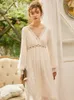 Vêtements de sommeil pour femmes Vintage Cotton Long NightGowns Sleeve Sweet White Lace Princess Royal Deep-Neck Sexy Night Robe