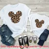 Família combinando roupas nova estampa de leopardo mãe crianças família combinando roupas topos branco manga curta roupas mãe e filha