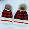 Basker Bekväma varma mössor 2023 Familj Winter Hats Plaid Wool Stick Hat Santa Claus Christmas Beanies Pompom Hairball Headwear