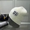 Berretto/berretto con teschio da donna, stilista, autunno e inverno, berretto, per coppie, stesso cofano, per vacanze, viaggi, sport, lettera ricamata in casquette in bianco e nero