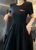 Grundläggande casual klänningar Designer 23SS Spring/Summer New Style skarvad stor långa klänning med röd etikett på bröstet för en smal passform QRPW