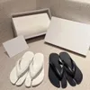 3 цвета Tabi Flip Flops Maisons Margiela Flat Slipper Sandal Designer Shoes Summer Casual Slides Travel Sandale Bool Mens Mens House House Beach На открытом воздухе ползунки