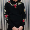 男子フーディーズの男性刺繍花柄のフード付きプルオーバーハイストリートファッションコットンヒップホップスリムストリートオネックフーディー秋