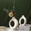 Vasi di ceramica in stile europeo Creative White Simple e di fascia alta Decorazioni per la casa Decorazioni di fiori HKD230810