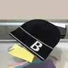 2023 Дизайнерская женская шапка-бини Осень-зима Капот Новая большая буква с вышивкой Cappelli Повседневная термомодная шапка с черепом для мужчин Высокое качество