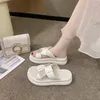 Zapatillas que usan para mujeres zapatos de pastel de esponja casuales versátiles con suelas suaves cómodas playa