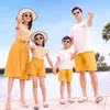 家族のマッチング衣装マッチする家族の衣装の夏のお母さんの娘ドレスお父さんの息子の綿Tシャツ +ショーツホリデービーチカップルマッチング服R230810