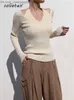 Kvinnors tröjor Fake Two-Piece Suspender Beige T-shirt för kvinnors höst 2023 Ny Slim Fiting Bottom Shirt C-059 Z230811