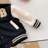 Jackor Spring Baby Boys Letters Baseball Jacket Kids Bomullskläder Barn College Style PLICLE Girls Varsity Bomber Ytterkläder Uniform 230811