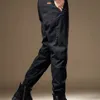 Мужские брюки с твердым цветом грузоподъемность мужская одежда винтажная хип -хоп уличная одежда повседневная леггинсы модные брюки 230810