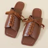 Pantofole 2023 Summer Women Leather Slides Modern Slides Outdoor Flat Peep Toe Sandals Design Disponi di scarpe da brow-up