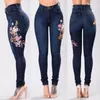 Jeans féminins en denim brodé bouton haut pantalon féminin slim de la mode de poche