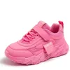 Кроссовки Spring Kids Pu Девочки девчонки сетчатой ​​сетка с твердым розовым светом мальчики из белого крюка Дети нельзя спортивная обувь мода 230812