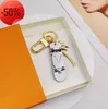 Keychains Lanyards 2023 Designer Skateboard Letter Keychain Bag Charm Pendant Car Keyring Gold Key Chain Fashion Mens Women Buckle 881ESS