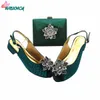 Sapatos de vestido Chegada sapatos da moda e conjuntos de bolsas de casamento escuro de casamento de mulheres escuras Sandálias Africanas Lady Low Sandals 230811