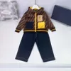 مصمم الأطفال ملابس أزياء الطفل مجموعات الخريف حجم 100-160 سم 2pcs سترة مقنعين مزخرفة جيب متعددة الجيب والجينز أغسطس