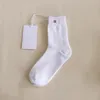 Projektant mody średniej długości litera haftowego Four Seasons Sports Casual Socks for Men and Women Pure Cotton Scoks Klasyczny kolor