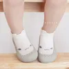 First Walkers Baby Socks Scarpe per neonati per bambini carino cartone animato ragazzo morbido suola in gomma Sole da ginnastica Sneaker Girl Toddler Walker 230812